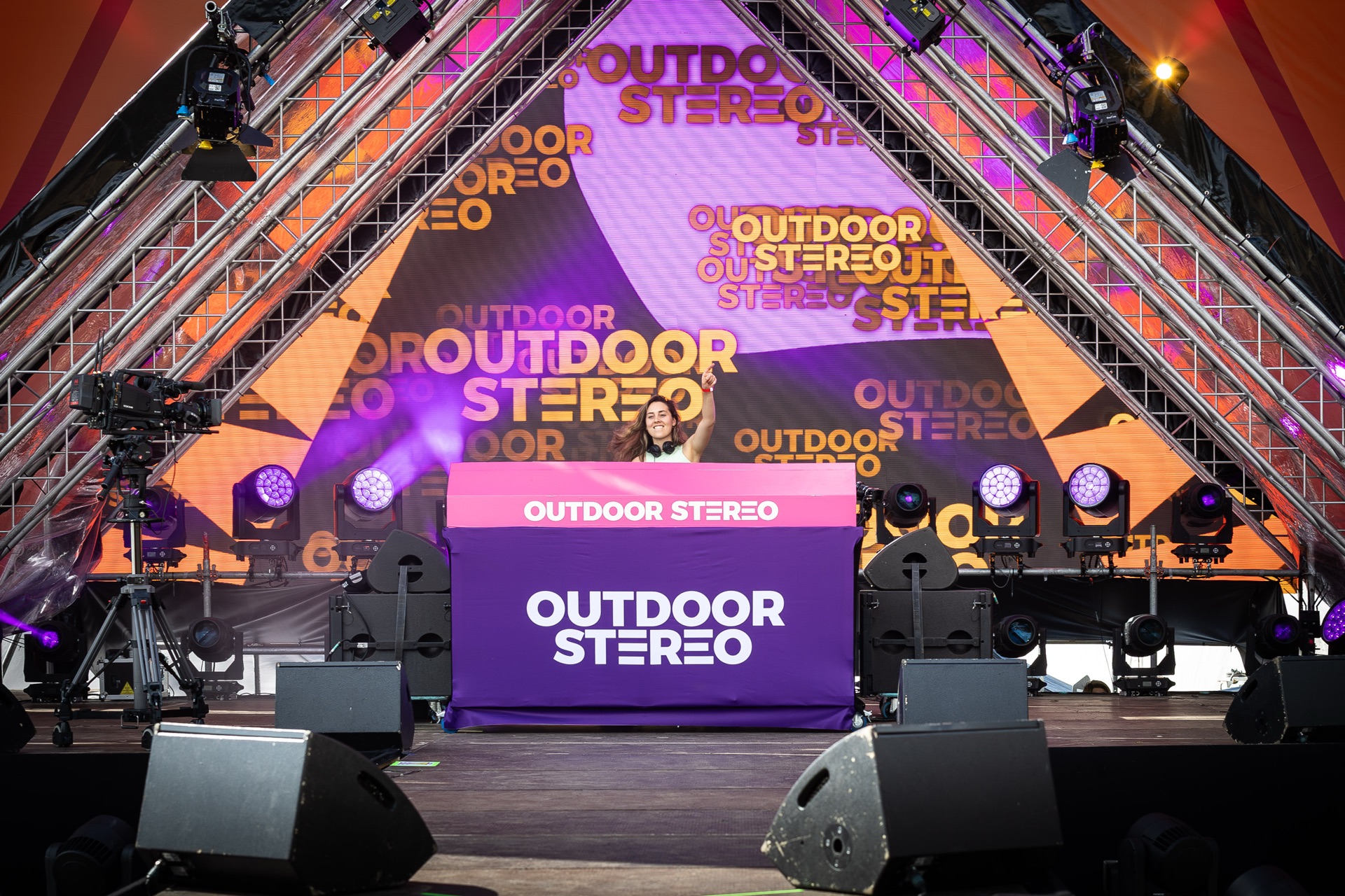 Demi Elisa — Outdoor Stereo